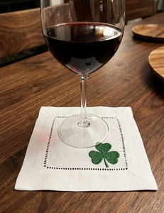 Serviettes de cocktail personnalisées en lin 100% brodé motif feuille porte-bonheur 6x6 pouces, ourlet festonné, durables et réutilisables pour événements à domicile, vente en gros - Product Image 3