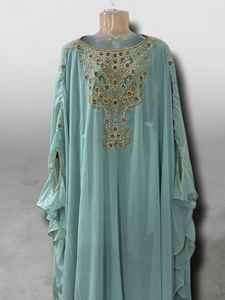 ชุดเดรสยาว 2 ชิ้น แบรนด์ AWAIS HOUSE สำหรับผู้หญิงมุสลิม ดีไซน์เรียบหรู ผ้ากำมะหยี่ประดับลูกปัด ทรงเอไลน์ เหมาะสำหรับงานกลางคืน/งานทางการ ขายส่ง - Product Image 4