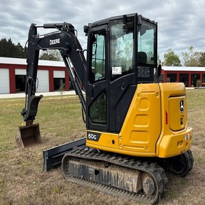 Mini-excavatrice John Deere puissante avec une construction robuste, une hydraulique efficace et des commandes pratiques pour divers projets - Product Image 3