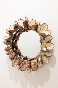 Miroir mural en métal design avec cadre d'inspiration florale pour une chambre à coucher élégante, un salon et des espaces intérieurs décoratifs - Product Image 4