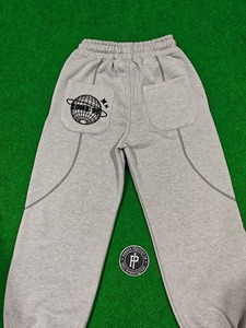 Pantalon de survêtement épais 100 % coton de haute qualité pour homme, style hip-hop streetwear, gris, molletonné, décontracté, avec logo personnalisé et coutures sur les panneaux - Product Image 5
