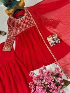 Ensemble prêt-à-porter entièrement cousu comprenant un haut en georgette avec broderies Zari et sequins, un pantalon Sharara et un dupatta. - Product Image 5