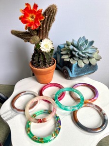 Brazalete de Resina Verde Esmaltada Hecho a Mano de Primera Calidad, Joyería Étnica para Mujer, Accesorio de Moda, Diseño Personalizable, Ideal para Regalo - Product Image 4