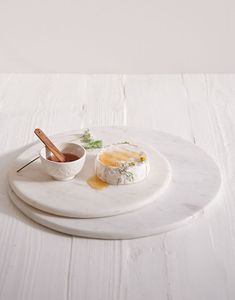 Tabla de cortar de mármol blanco hecha a mano para decoración de cocina moderna y tradicional que combina estilo y utilidad. - Product Image 3