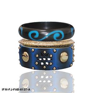 Conjunto de Brazaletes Bohemios Hechos a Mano, Pulseras de Resina Azul y Negra con Tachuelas Doradas y Detalles de Filigrana - Product Image 2