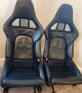 Sièges de voiture de sport de luxe noirs robustes en fibre de carbone, fibre de verre et cuir, non réglables, avec chauffage, massage, protection et décoration - Product Image 1