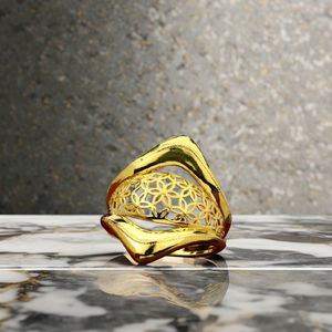 แหวนทองรังผึ้งที่ดูโดดเด่นและซับซ้อน |   ดีไซน์ลายดอกไม้แบบวงกว้าง |   เครื่องประดับชิ้นเด่น น้ำหนัก 3.940 กรัม - Product Image 3