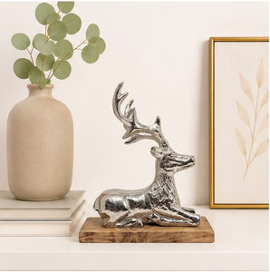 Escultura de Reno Sentado Hecha a Mano en Aluminio Plateado con Base de Madera Natural para Decoración Navideña del Hogar y Mesa Festiva - Product Image 4