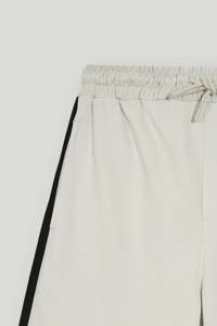 Pantalones Cortos Deportivos para Hombre con Franja Lateral - Pantalones Cortos Deportivos Holgados con Cordón Ajustable en Blanco y Negro - Product Image 5