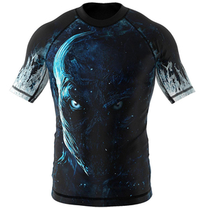 เสื้อรัดกล้ามเนื้อสำหรับ MMA BJJ แบบ OEM ออกแบบเองได้ พิมพ์ลายแบบ Sublimation ป้องกันรังสียูวี เสื้อรัดกล้ามเนื้อผู้ชายแบบสั้น UPF50+ รับทำโลโก้ตามสั่ง - Product Image 1