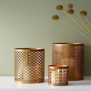 Porte-bougies modernes en métal, conçus pour des intérieurs élégants, offrant une lumière douce des bougies et un équilibre sculptural. - Product Image 6