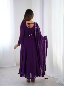 ชุดเดรส Anarkali ผ้าจอร์เจตต์เนื้อหนาปักลายลูกปัดและงานปักดิ้นทอง พร้อมผ้าคลุมไหล่แบบ Latkan ขนาดใหญ่ 6 ครึ่งเมตร และกางเกงขายาว - Product Image 6