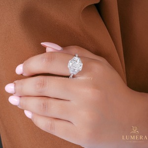 Bague de fiançailles vintage en or massif avec diamant taille radiant, halo de trois pierres et diamants latéraux trapézoïdaux, bague pavée - Product Image 3
