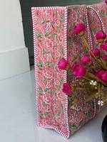 Sac fourre-tout personnalisé pour femme, doublure en coton matelassé avec imprimé bloc, options de vente en gros pour organisateur lavable, idéal pour les voyages et le shopping, différentes tailles