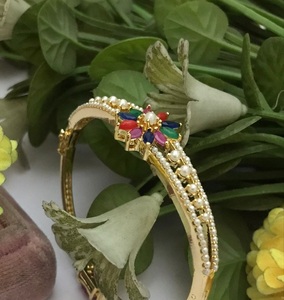 Bracelet en laiton de qualité supérieure avec de véritables perles, plaqué or, design tendance pour les occasions de fête, les mariages, pour femmes - Product Image 2