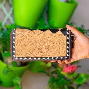 Cartera Unisex de Cuero Genuino Hecha a Mano con Diseño Floral, Cierre Plegable, Multifuncional, para Uso Diario - Product Image 1