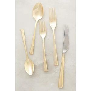 Cubiertos de latón de lujo que ofrecen un elegante contraste a la vajilla moderna, transformando comidas sencillas en momentos memorables. - Product Image 3