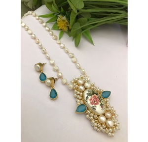 Conjunto de collar y aretes con perlas auténticas de la mejor calidad y piedras de circonia cúbica para mujeres y niñas. - Product Image 1