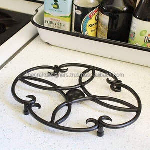 Dessous de plat décoratif vintage en métal avec design en filigrane, parfait pour la décoration de table élégante et les besoins de protection contre la chaleur - Product Image 3