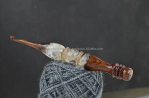 Gancho de Crochet Profesional Hecho a Mano de Madera y Resina para Entusiastas del Tejido, con Deslizamiento Suave y Fabricación Resistente y Duradera - Product Image 3