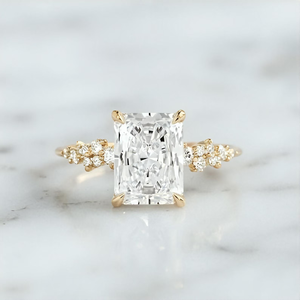 Anillo de Compromiso de Diamante Cultivado en Laboratorio de Corte Radiante de 3.5 Quilates con Aspecto de Lujo, Chapado en Platino, Certificado IGI, Oro de 14k Clásico - Product Image 3