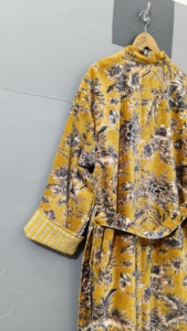 Manteau long réversible en velours jaune à motifs floraux, épais et écologique, pour femme, style portefeuille, manches classiques, idéal hiver/printemps - Product Image 4