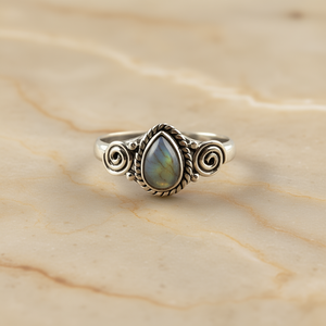 Bague fine en labradorite délicate de 2,9 grammes - Product Image 3