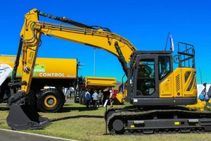 Excavadora de cadenas usada profesional de 3 toneladas, color amarillo, con controles hidráulicos de precisión y cabina de seguridad cerrada para trabajos en obra. - Product Image 2