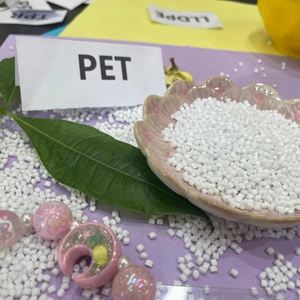 Copos de Plástico PET Premium Disponibles a Granel, Ideales para Reciclaje e Industrias de Manufactura - Product Image 1