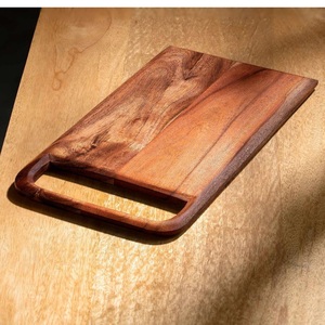 Planche à découper rectangulaire en bois d'acacia de qualité supérieure avec poignée, épaisse, durable, finition lisse, idéale pour couper, servir et décorer - Product Image 4