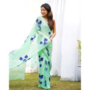 Sari indien Bollywood vert en mousseline de soie peint à la main, coupe droite, avec imprimé floral et style de drapage artisanal - Product Image 3