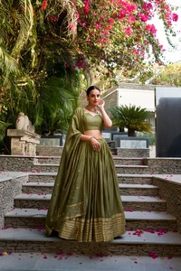 Fabricant de lehenga en chanderi pour fêtes, grande quantité, avec bordure tissée zari et lehenga brodée, accompagné d'un ensemble dupatta à sequins assorti. - Product Image 3