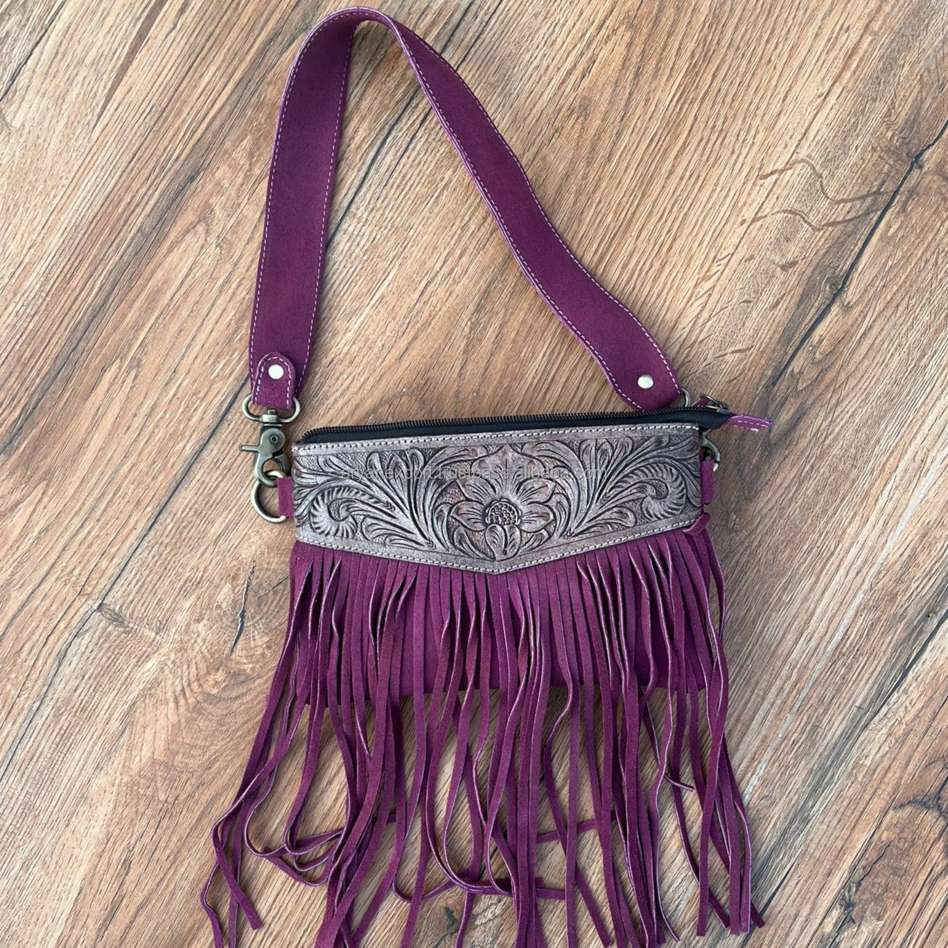 สีแดงเข้ม