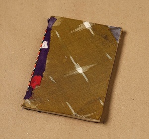 สมุดบันทึกผ้าสไตล์อิกัตสีน้ำตาล สมุดบันทึกทำมือ ปกผ้า สมุดจดขนาดเล็ก สมุดบันทึกข้อความ สมุดวาดภาพ ของขวัญสำหรับการเดินทาง - Product Image 2