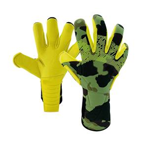 Gants de gardien de but de football professionnels en latex personnalisés, design camouflage jaune et vert, gants de gardien de but en caoutchouc - Product Image 1