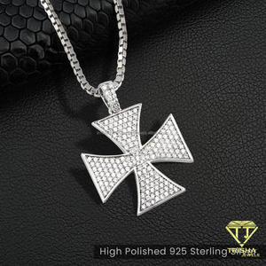 Collier pendentif religieux de créateur avec diamants de laboratoire brillants et style streetwear - Product Image 5