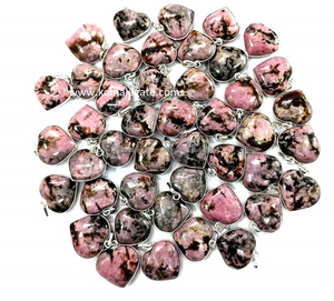 Pendentif artisanal en rhodonite, éco-responsable, en forme de mini cœur, thème amour - Product Image 1