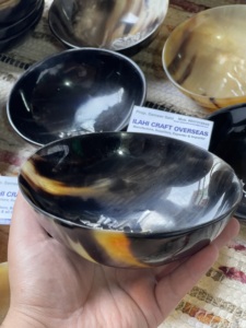 Bol à salade en corne de buffle de style américain, léger, poli à la main, écologique, jetable et compatible lave-vaisselle de ILAHI - Product Image 1