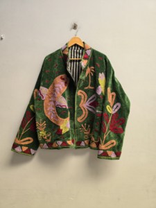 เสื้อแจ็คเก็ตกำมะหยี่สีเขียวป่าลายซูซานีสำหรับผู้หญิง งานแฮนด์เมด ลายปักดอกไม้และนกเขตร้อน สไตล์โบโฮ เอธนิค เสื้อคลุมสำหรับฤดูหนาว ขายส่งและส่งออก - Product Image 5