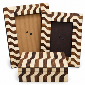 Cadre photo en bois brun foncé avec incrustation géométrique crème et motif pyramidal 3D, fournisseur en gros de décoration intérieure - Product Image 6