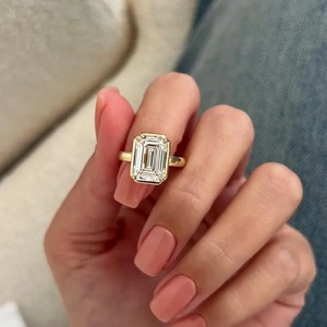 Anillo de Diamante de Compromiso y Boda con Diseño Único, Corte Esmeralda, Diamante Cultivado en Laboratorio, Engaste de Puntas, Oro Amarillo de 18K, Moderno, Certificado IGI - Product Image 5
