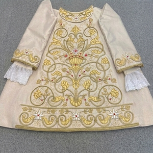 Elegante túnica de iglesia color marfil con bordados dorados y puños de encaje. - Product Image 2