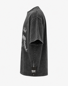 เสื้อยืดโอเวอร์ไซส์สีเทาพิมพ์ลายสำหรับผู้ชาย แบรนด์ Beazer Sports แขนสั้น คอกลม ผ้าฝ้ายลำลอง ลายกราฟิก ล้างสีแบบ Acid Wash - Product Image 2