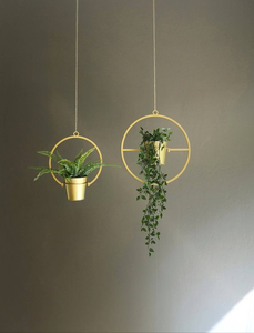 Macetero Colgante de Metal Dorado con Marco Circular y Cadena, Moderno Soporte para Macetas Suspendido para Plantas de Interior, Contemporáneo - Product Image 1