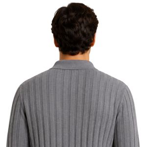 Pull polo en maille côtelée grise à manches longues, col boutonné, décontracté, doux et chaud pour l'hiver, personnalisable avec logo, vêtement de mode premium pour homme - Product Image 3