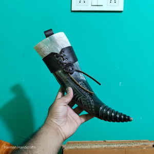 Jarra Vikinga de Lujo Hecha a Mano con Cuerno de Buey y Grabado de Barco Vikingo, Soporte de Cuero, Capacidad de 500ml, Antiderrames, Precio - Product Image 4