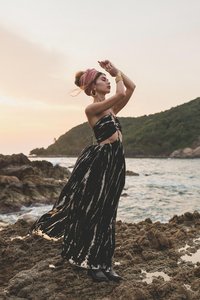 เดรสยาวผู้หญิงลายมัดย้อม ตัดเย็บแบบเว้าหลัง คอวี สไตล์โบฮีเมียน เป็นมิตรกับสิ่งแวดล้อม ระบายอากาศได้ดี ทรงเอไลน์ เหมาะสำหรับใส่ไปเที่ยวทะเลในฤดูร้อน - Product Image 2