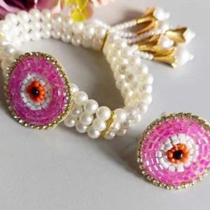Élégant ensemble de bracelet et boucles d'oreilles en perles œil de turc rose, bracelet multi-brins en perles, breloque œil de turc artisanale en perles de rocaille - Product Image 1