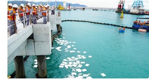 N-FIBER P45 Almohadillas Absorbentes de Aceite de Alta Absorción 1.6L, Control de Derrames de Aceite Industrial, Hidrofóbicas, 100 Almohadillas/Caja, Ecológicas - Product Image 2