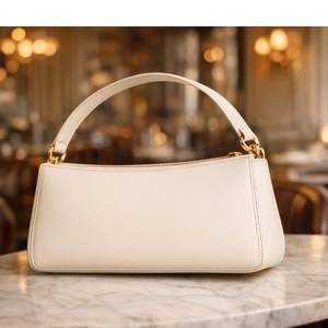 Este producto es un bolso de noche plateado con brillo, diseñado para ocasiones especiales, como este tipo de bolso. - Product Image 6